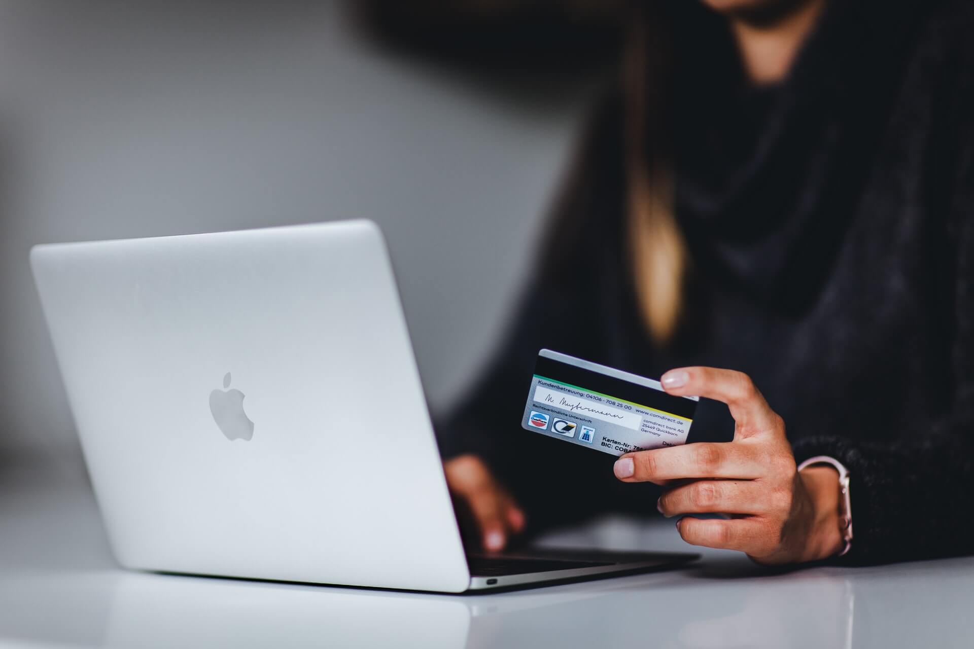 E-commerce - 3- laptop - credit card purchase - online sales